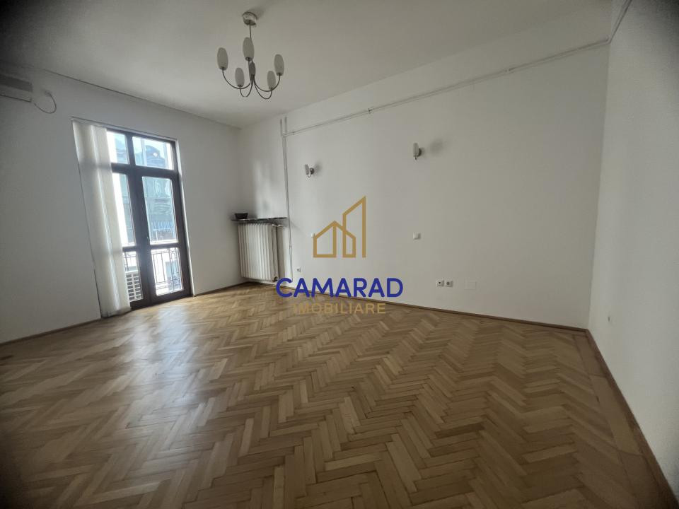 Apartament de închiriat în Piața Victoriei, 115 mp, centrală proprie